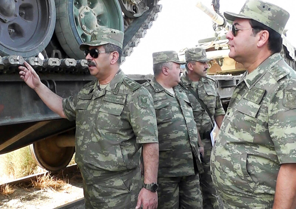 В Азербайджане в районы учений доставлена бронетехника - ФОТО